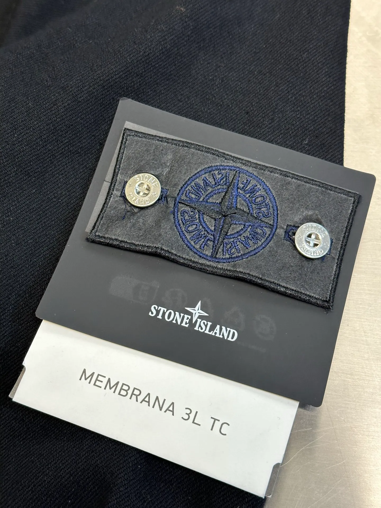 P520 Stonelsland Stone Island emblem denim jacket is made of custom-made high-density twill denim fabric. The front chest pocket is cut into the front panel in a golden ratio. The iconic Stonelsland emblem is embellished on the sleeves, like a unique medal, highlighting the brand's imprint. The whole piece of clothing is washed with medium filial piety, using a special solution to remove stains and slight fading, and then snowflake washed, using a strong washing method to fade the color to make it more uniform. The whole piece of clothing is stitched together using an embedded clamping machine. By changing the needle position, the embedded clamping machine can control the distance between the two needles to achieve seamless, smooth and tidy splicing. Size: s m l xl